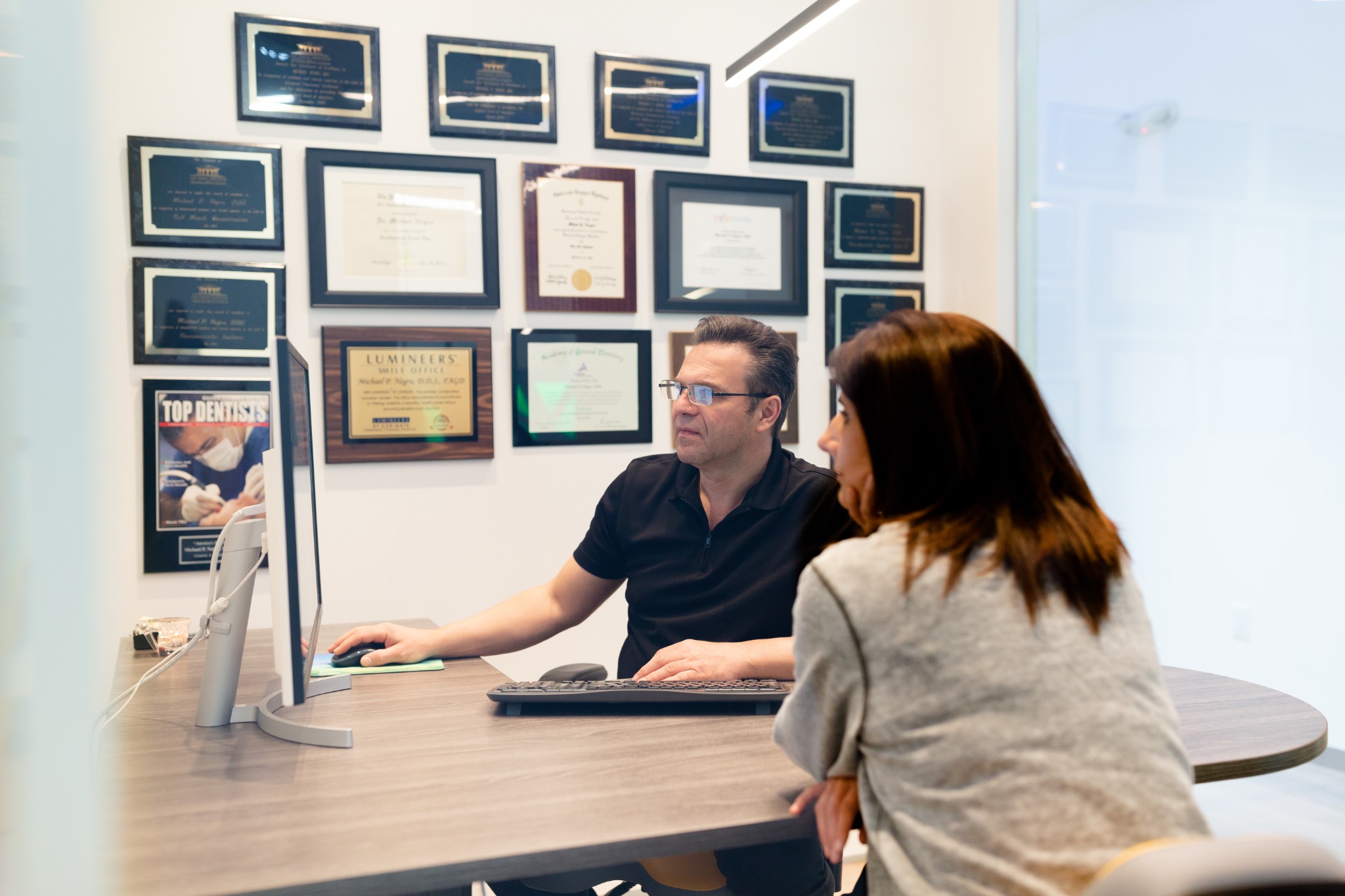 Dr. Michael Negru in consultation